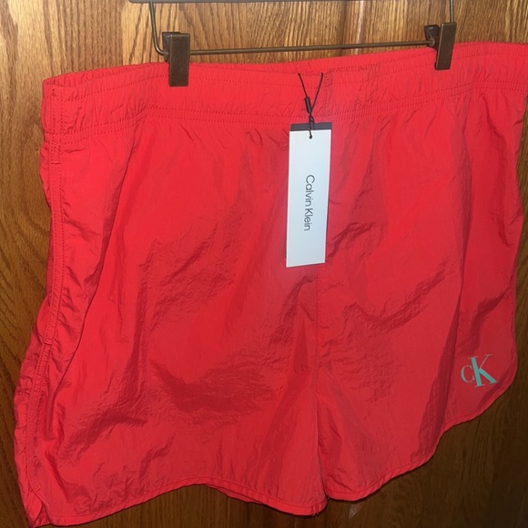 Calvin Klein - Picture 2 of 5